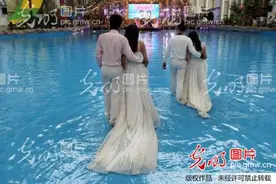 江苏南通：水上乐园“520”举行水下婚礼图片