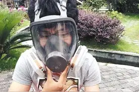 重庆网友戴防毒面具 吃史上最臭鲱鱼罐头图片