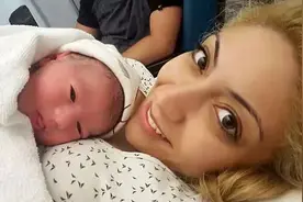 24岁二胎妈妈奶水多到冰箱放不下，自产母乳500升卖了4万多！图片