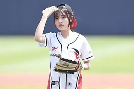 [MD PHOTO] 韩国女艺人郑多彬担任职业棒球比赛开球嘉宾图片