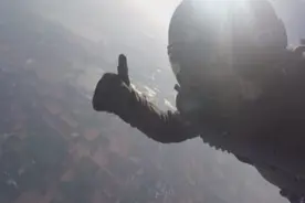 中国跳伞爱好者在美破华人高空跳伞纪录图片