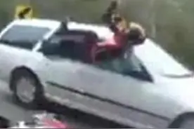 摩托车高速迎头撞上汽车 司机凌空飞起旋转360度生还图片