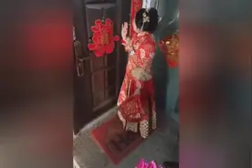 实拍婚礼现场新娘叫婆婆开门，喊好多遍还是不开门，太尴尬了视频封面