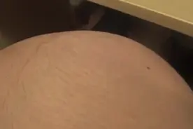 宝宝在孕妇肚子里踢来踢去的，真是调皮啊视频封面