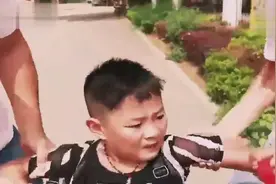 人贩子拿手表诱惑男孩，男孩的反应太聪明了，人贩子吓得撒腿就跑视频封面