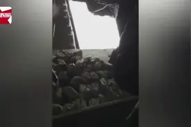 飞机起飞时舱门掉落，价值23亿金块钻石撒满地