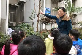 幼儿园萌娃也过植树节，认养小树苗共同成长图片