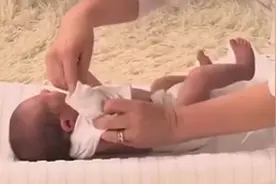 分分钟学会 给新生儿穿衣正确姿势图片