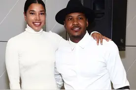 纽约：安东尼现身活动现场 球场炫球技和美女DJ合影图片