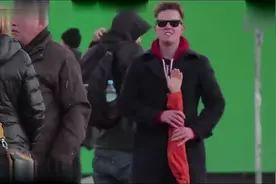 恶作剧：用第三只手抓弄路人，竟然没有一个人能识破视频封面