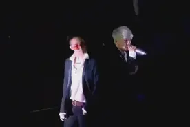 Bigbang演唱会现场，龙宝别只顾着给忙内整理头发啊图片
