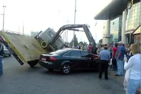 奥迪出了故障车主叫来拖车帮忙，结果拖车却越帮越忙图片