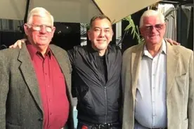 温馨合影！黄秋生寻父多年后与英国哥哥团聚图片