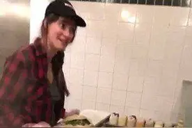 奇葩！快打烊遇点餐 服务员往食物狂吐口水图片