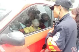 2岁娃被误锁车内，机智保安拿钥匙比划教娃娃开锁图片