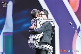 张一山获封“百变戏骨”熊抱高亚麟图片
