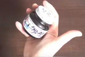 如何才能够将玻璃瓶罐头轻松打开？只需两根橡皮筋就可快速解决图片