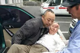 耄耋老人斑马线前摔倒 杭州的哥、行人纷纷施以援手图片