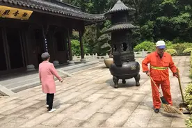 68岁清洁工大叔干遍全国 最后爱上杭州图片