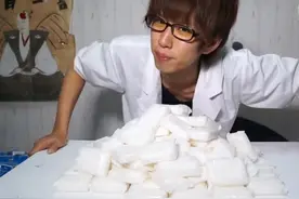 日本小哥将一堆香皂放入微波炉加热，这是要炸房子的节奏？图片