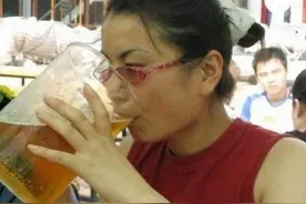 酒量令男人都佩服的10大女星 那英刘嘉玲刘涛闪亮登榜图片