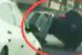 白车与SUV互相别车 SUV直接将其顶翻图片