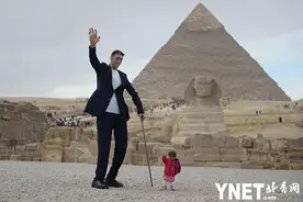 世界上最高的男人和最矮的女人相见于埃及 最萌身高差令游客驻足围观图片