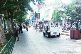 男子旁若无人当街便溺 济南泉城路咋成了他家厕所？图片