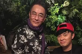 陈赫晒与父亲自拍，网友:陈爸年轻像谢霆锋，老了像六小龄童图片