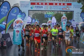 环岛健跑活动琼海站鸣枪开跑 跑友雨中健跑图片