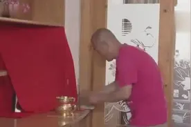 熊孩子把财神爷换成了奥特曼，虎爹磕了一个月的响头，笑喷了！视频封面