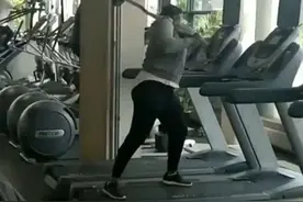 加女子因没有会员卡健身被拒怒砸健身房设施图片