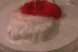 当血液遇到过氧化氢时，看看会发生什么视频封面