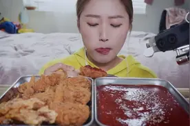 国外妹子吃炸鸡 沾辛辣甜红酱汁吃，酱汁看着好有食欲视频封面