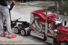 小伙驾驶最小燃油卡车出门遛弯，太会玩了！视频封面