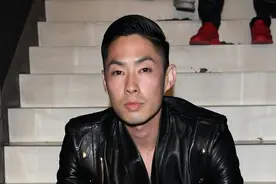 吴建豪秀胸肌高冷观Balmain秀 瑞奇马丁着皮裤满脸愁云惨雾图片