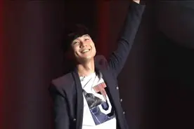 林俊杰现场自弹自唱，中途音响突然故障，无伴奏清唱照样完美救场图片