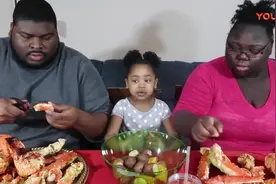 老外一家三口吃龙虾和螃蟹腿，吃得美滋滋，全家人其乐融融真开心视频封面