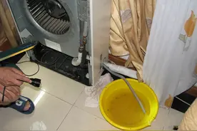 家里的柜式空调底部漏水怎么回事？维修师傅竟说是因为这些！图片