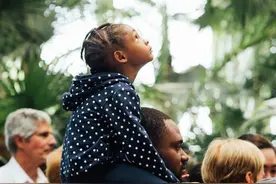 传说中的“尸香魔芋”开了，众人争相围观图片