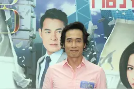 “三孩奶爸”陈豪现身为新剧宣传造势 汤洛雯90度倾斜玩游戏图片