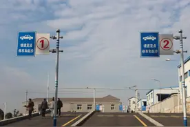 武汉暴雨期间部分交通违法免罚！微信可以补办车牌。图片