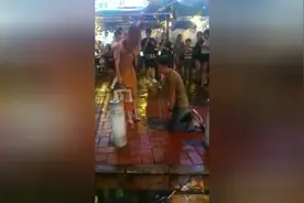 男子当街拽掉女子裙子：缘由是小伙整天玩游戏，女友跟别人跑了视频封面