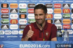 2016欧洲杯小组赛前瞻：葡萄牙召开发布会 穆蒂尼奥对镜头竖拇指图片