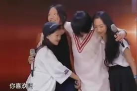 王菲热泪盈眶激动拥抱窦靖童，李嫣上台有些害羞！视频封面