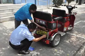 昆区大队为首位办理残疾人机动三轮上牌手续的车主发放牌照图片