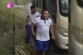 班长要求同学聚会都穿校服不炫富，你怎么看？视频封面