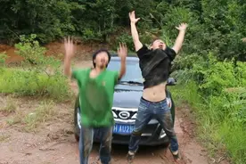 傻子碰瓷，巧遇土豪图片