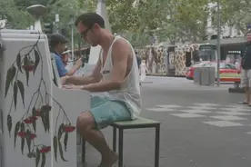 墨尔本街头又现高人，超强路人即兴演奏优美乐章图片