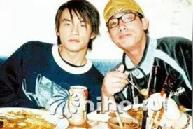 周杰伦&陈小春<<我爱的人>>2001陈小春对着唱演唱会图片